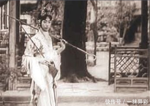 疯狂|梅兰芳当年到底多红?出场费10根金条,无数粉丝向舞台疯狂扔首饰