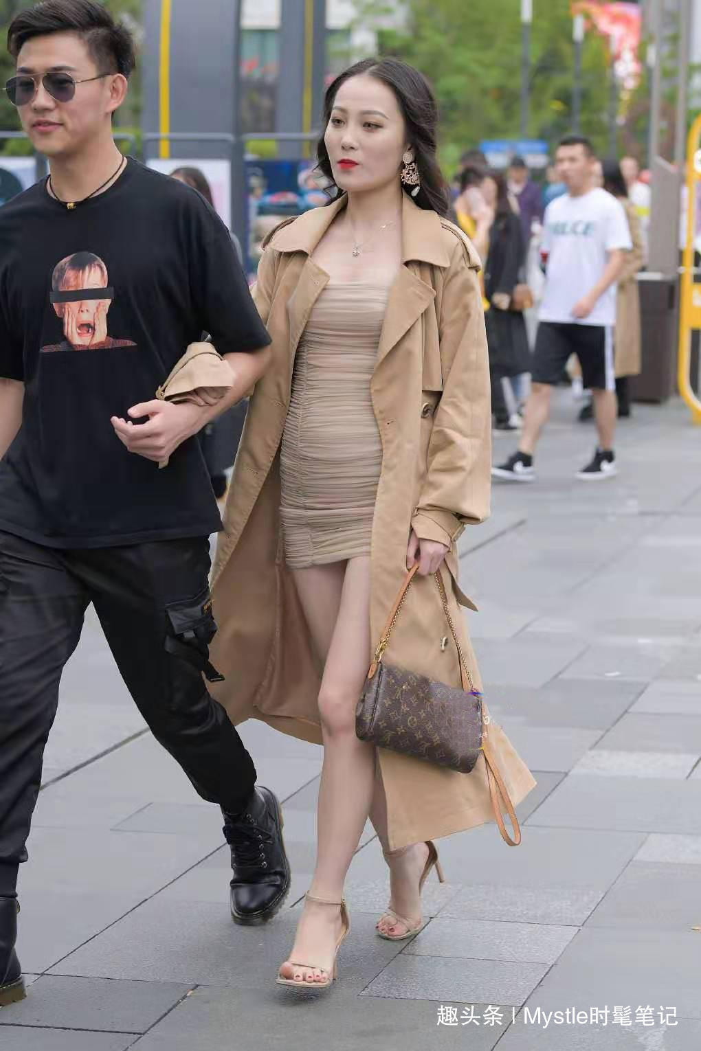 女人味|秋冬最有女人味的穿搭,连衣短裙+风衣外套,穿搭起来简单又好看