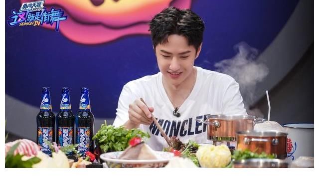 隔板|王一博不愧是生活小能手！用脚轻松开椰子，隔板看字好眼神