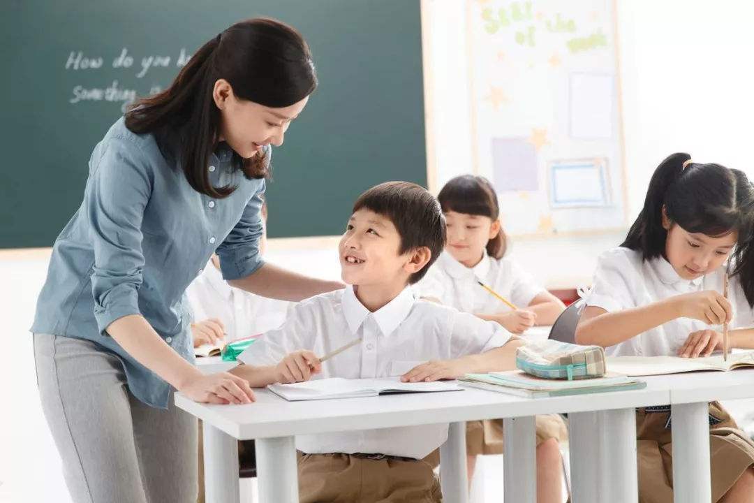 孩子|孩子领回一张奖状,看清上面字后,宝妈怒了:这不是坑娃不识字吗