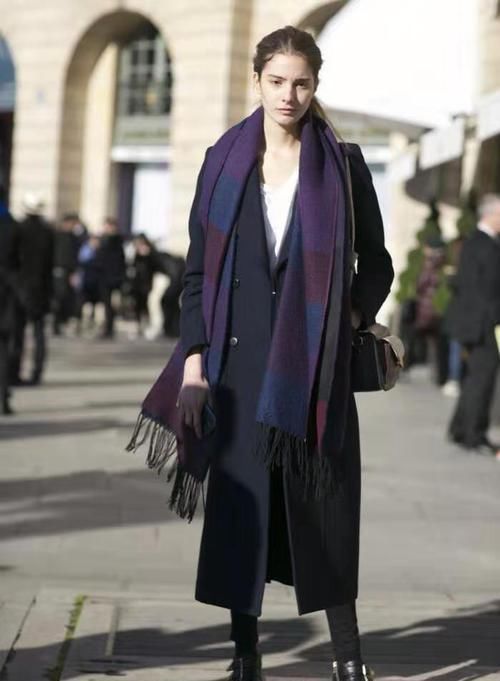 快把大衣收起来,现在超流行“齐臀外套”,搭配过膝靴显高又时髦