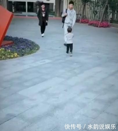 哥哥|3岁弟弟在学校等哥哥放学,哥哥出现后,被弟弟的动作暖化了