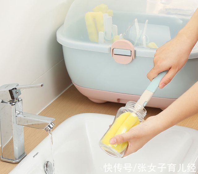 清洁剂|“糊涂”妈妈用开水烫奶瓶,自以为高温杀菌很管用,却害苦了娃
