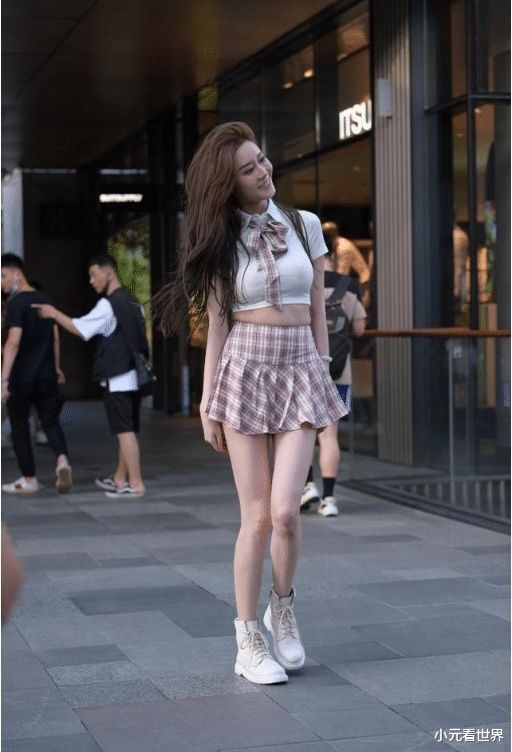 露脐衫搭配紧身牛仔裤,美女可真敢穿,太惊艳了