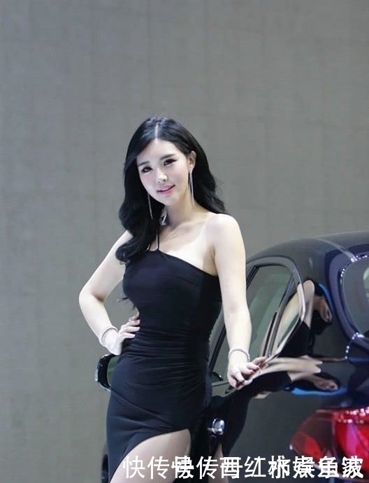 雪铁龙车模穿开叉长裙,展露性感美腿,尽显成熟女人气息