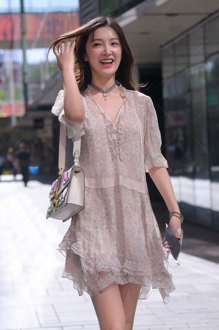 修身长裙 深灰色修身长裙,上身舒适,时尚大气