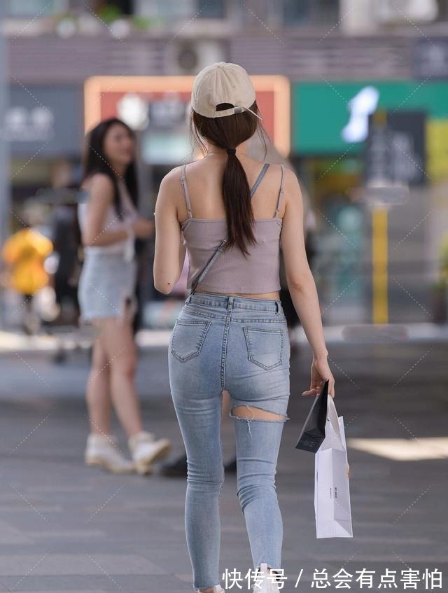 休闲装 纯色无袖背心搭配一条浅牛仔裤，清新洒脱，包也很独特！