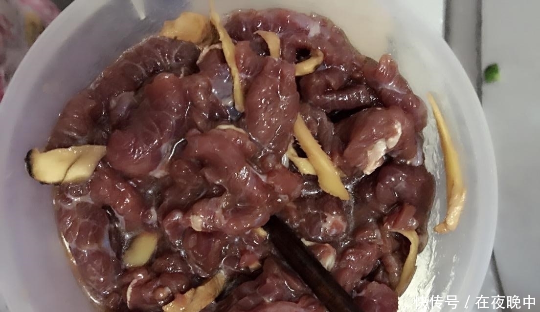 泡打粉|炒牛肉别再加淀粉了！大厨：多加一点它，牛肉爽滑入味，嫩极了！