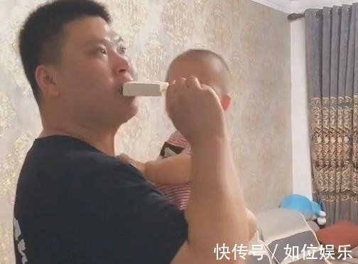 奶爸|“无影手奶爸”抱着娃“偷吃”雪糕火了,娃就说是不是玩不起