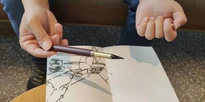 杭州地铁2号线@3年画了12000多幅!地铁早晚高峰上,他画了这些偶遇的人