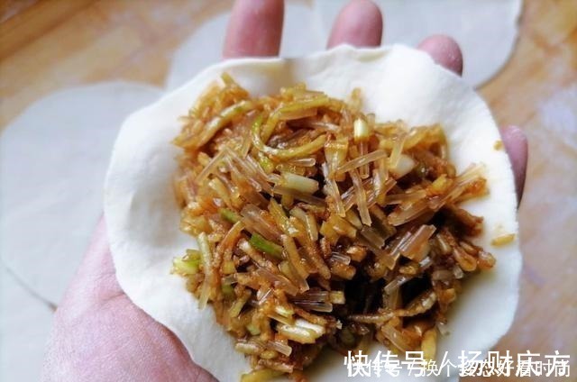 面团|教你做好吃解馋的萝卜粉条素馅饼，皮薄馅大又柔软，凉了也不硬
