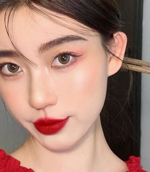 3个美妆小技巧，化妆师一般不会告诉你，却能帮你解决妆容问题