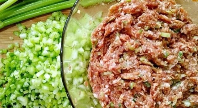 调肉馅时，牢记两放三不放，肉香无腥，鲜嫩多汁，教你正确做法