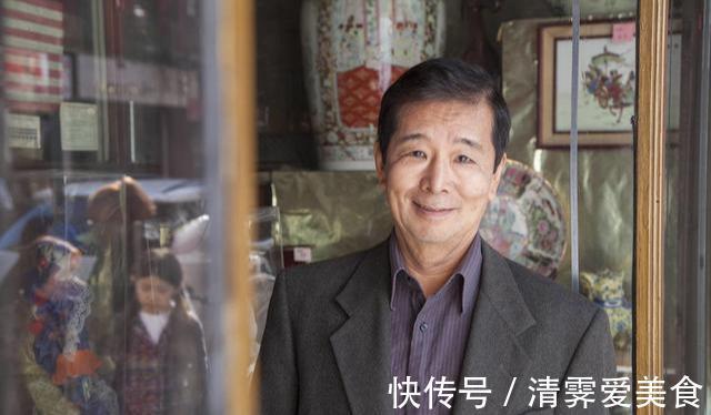 |农民工带儿子买玩具,钱不够被笑话,老人说的话,让老板羞愧