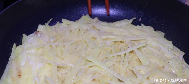 土豆丝里打两个鸡蛋,没想到这么好吃,我家一周做3次!