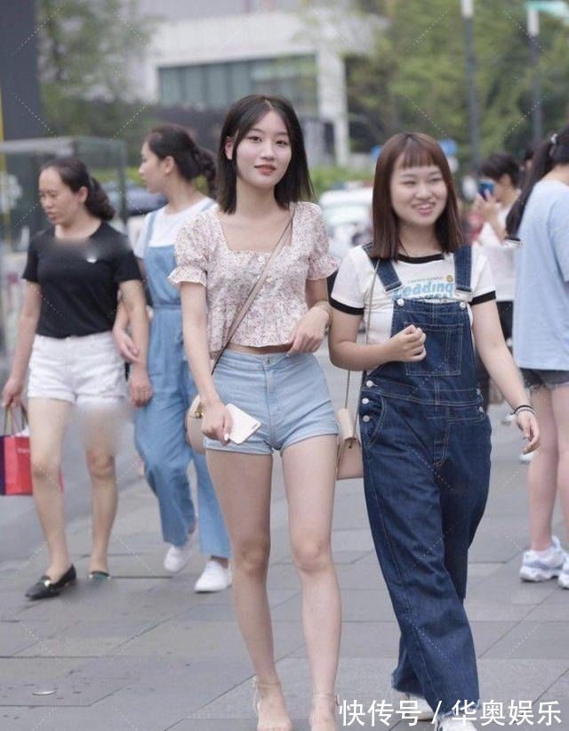 热裤 花纹图案上衣搭配浅蓝色热裤,清新可爱,活力满满