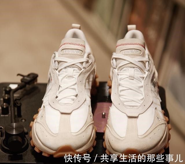 材质 夸张设计真潮真吸睛,高级复古气质满分的神仙跑鞋!