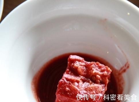 “糯米蒸排骨”做的时候不要提前焯水，学会这招，排骨不腥也不柴