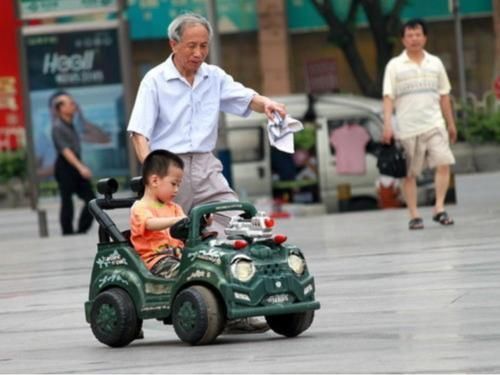 爷爷奶奶|爸爸带娃偷偷来看爷爷,看到爷爷的反应后,网友:真的是好宠溺啊