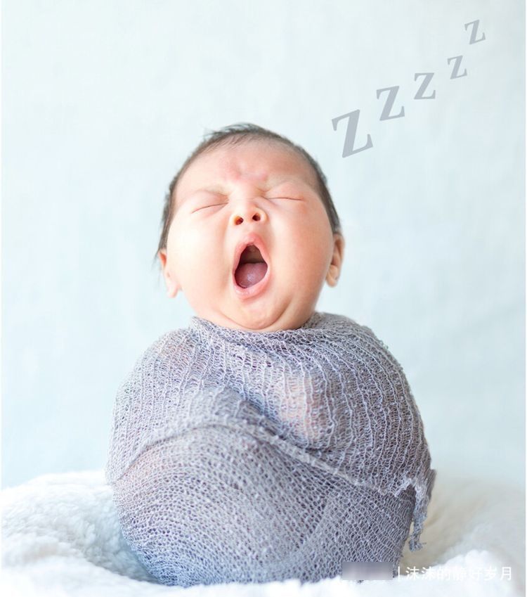 用力过猛|你给宝宝拍满月照了吗?这种全身包裹的照片,妈妈考虑过隐患吗?