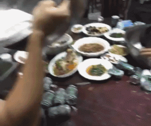 |搞笑GIF:妹子厉害了啊,这就是胳膊肘往外拐吧