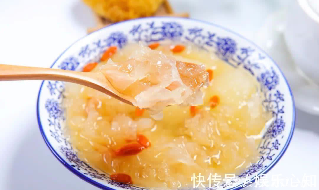 入秋后要多喝银耳汤,教你正确做法,银耳快速出胶,黏稠有营养