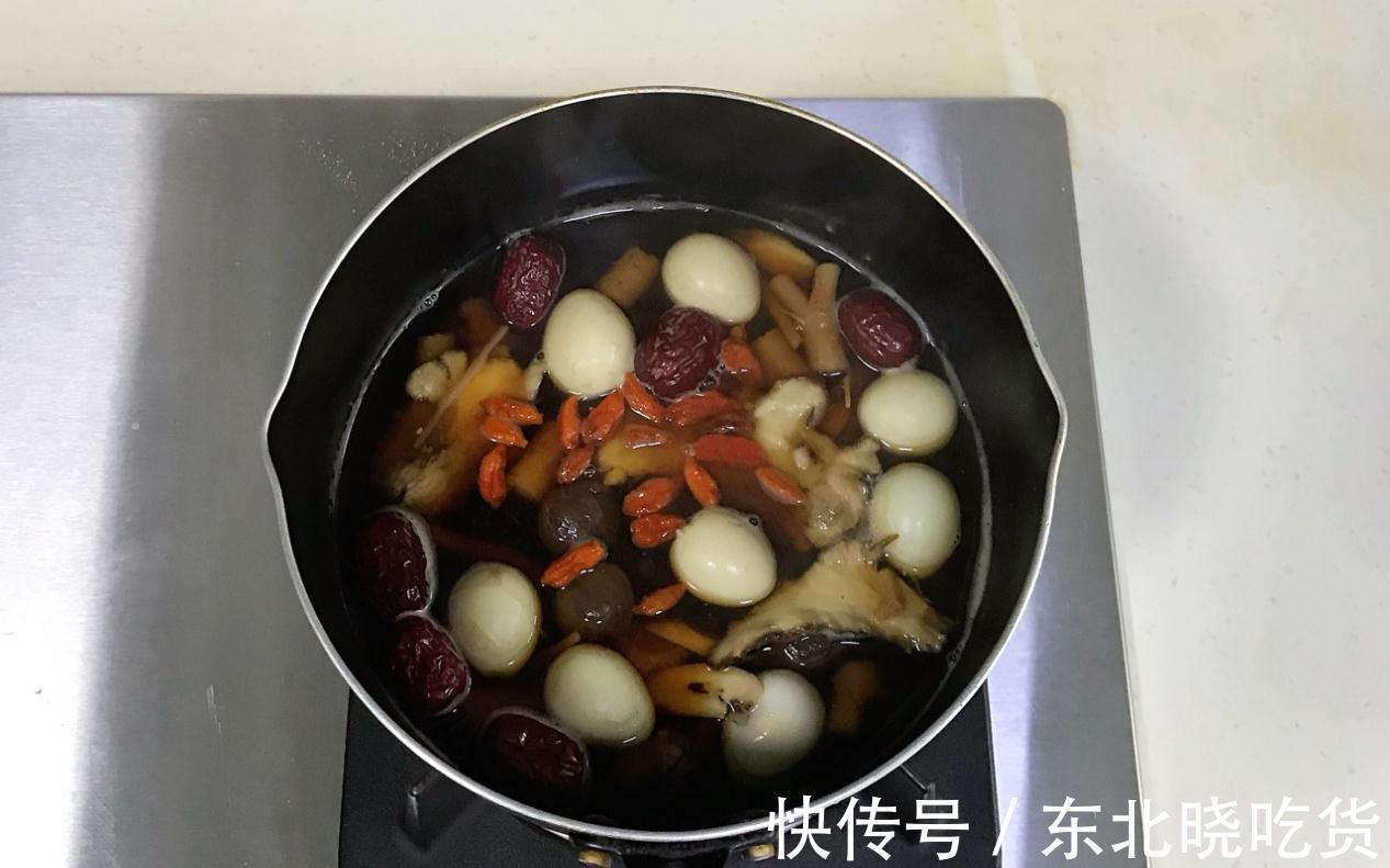 气血|天冷手脚冰凉,不妨煮点当归黄芪养生甜汤,补气血面色红润