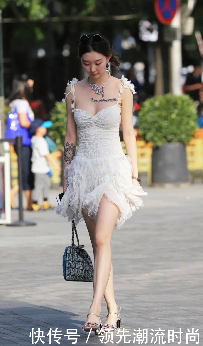 女生们 修身吊带连衣裙,好身材的女人穿会更美,看这位小姐姐就知道了!