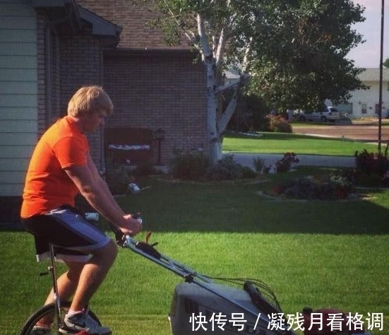 |搞笑GIF动画：小哥哥一连串的动作太帅了！女朋友也太淡定了