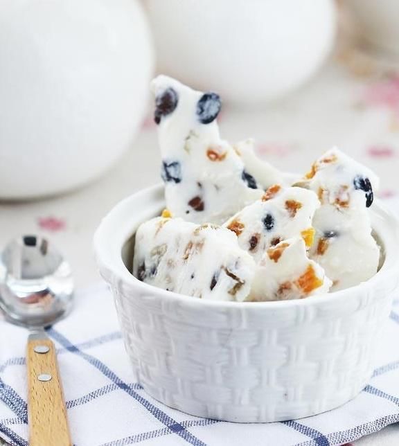 黑葡萄干|三伏天就爱这口清凉，有酸奶就能做，不用锅不用煮，搅拌2下就好