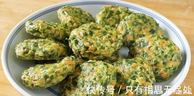 玉米面|不和面不揉面，教你懒人韭菜玉米面饼，8分钟熟透，上桌就扫光