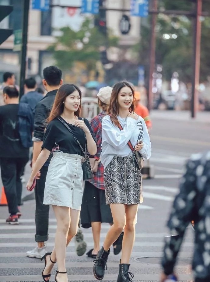 街拍:喝奶茶的小姐姐,黑色吊带搭配黑色短裤,大长腿很吸睛