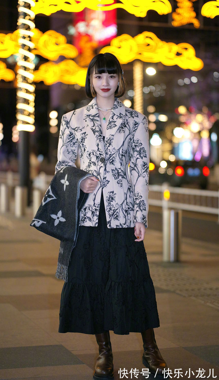 白色 长袖白色衬衫，较为宽松的版型，非常适合职场白领通勤穿搭