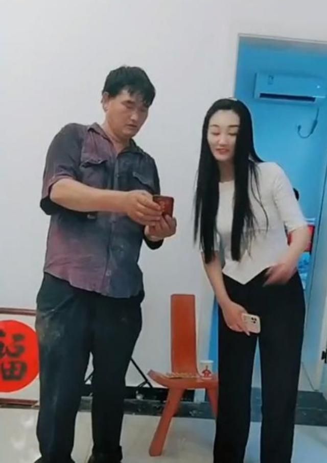 名媛|陈亚楠还挺低调,穿白色T恤衫配黑裤,挺有上流名媛气质