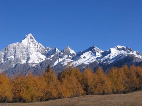 四川一座海拔6250米的山，是世界自然遗产、国家级风景名胜区