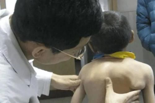 驼背|孩子最爱的4种坐姿,竟是“长不高”祸首,基因再好也无缘大长腿