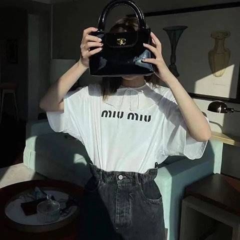 tee|Logo风又刮回来了！今夏怎能少了一件Logo Tee？