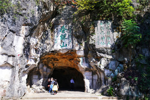 最能代表桂林山水的旅游景点，造型奇特，岩洞里居然全是三花酒