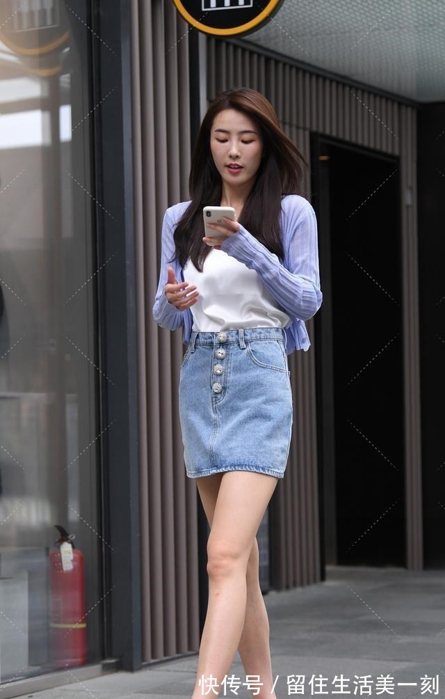 时尚 黑衬衫搭配时尚打底裤,休闲随性,展现出高挑纤细的身材!
