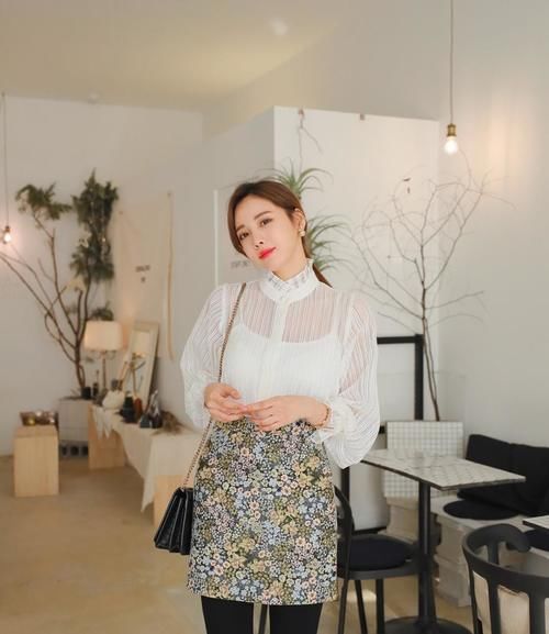  到底|美女穿搭：白色蕾丝长衫，优雅演绎到底，笑容更加迷人