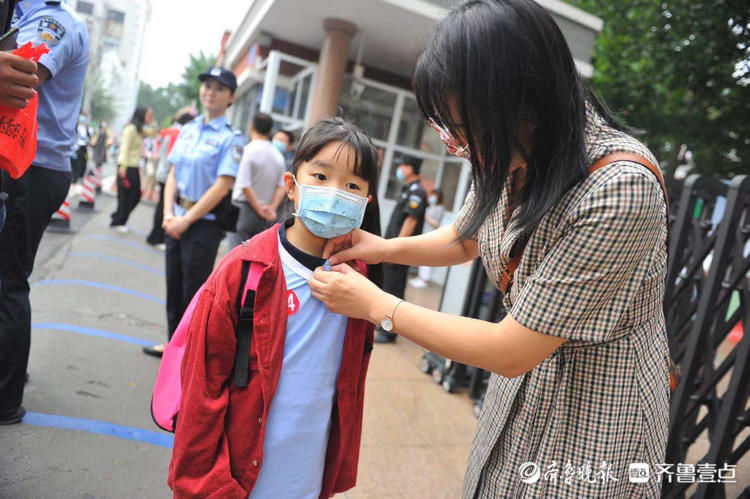 家长|再叮嘱几句！一年级新生入校，家长门口再三叮嘱