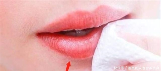 润唇膏|涂口红和不涂口红的女人有多大的差距?看嘴就懂了,大多数都涂错