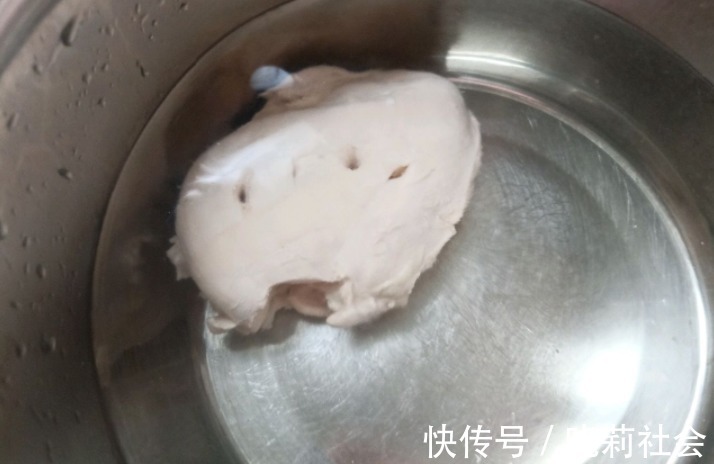 爽口|鸡胸肉这样吃健康还低脂，酸辣爽口，口感鲜嫩不柴