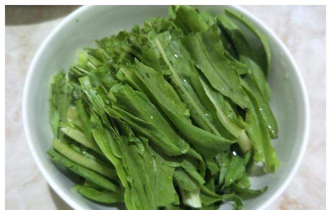 好吃|油麦菜好吃又实惠，教你详细做法，菜叶清脆不发软，入味好吃
