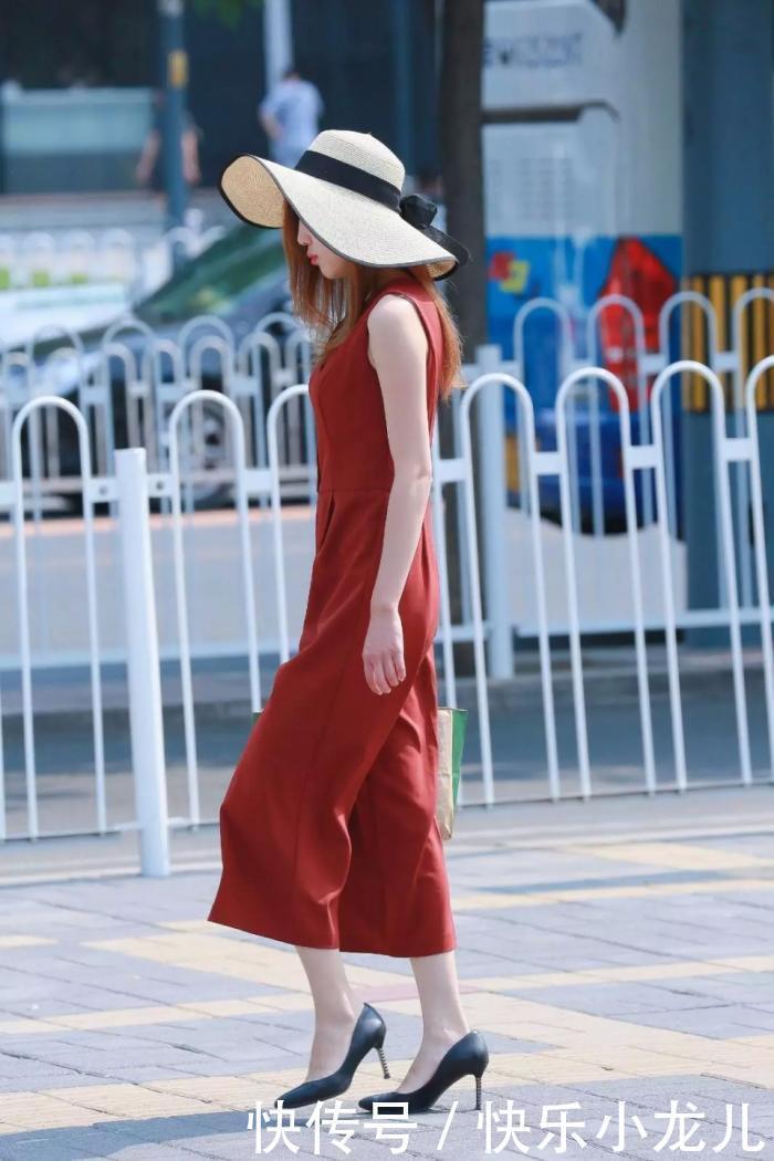 街拍时尚的高跟鞋，优雅又气质，走到哪里都是焦点