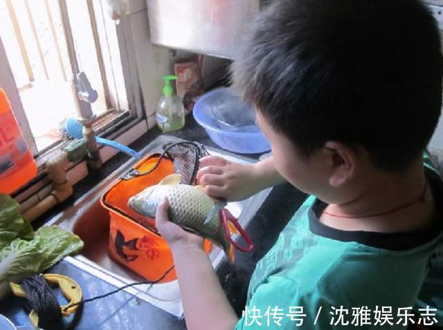 小学生|小学生帮妈妈写请假条火了,单位领导看完泪目奖励千元休假5天