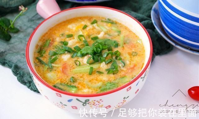 西红柿|70岁老两口喜欢的“鸡蛋疙瘩汤”，和面不加水，筋道爽滑吃不腻