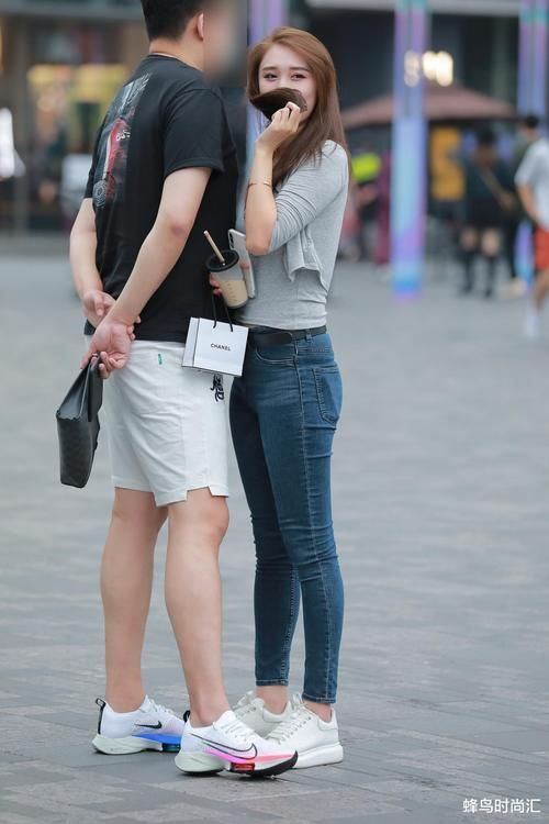 时尚|微笑女神青春时尚,怎么穿才更美?牛仔裤是最佳方案