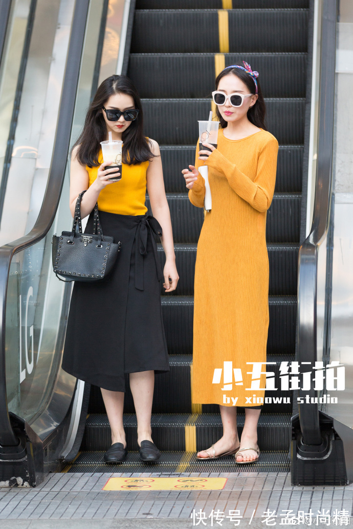 条纹|街拍,条纹衬衫搭配黑色百合裙,清新又时尚