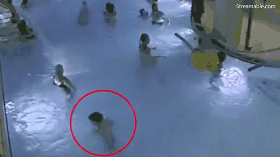 女童|四岁女童溺亡，妈妈就在一旁吃盒饭，其实，孩子的溺水往往很安静